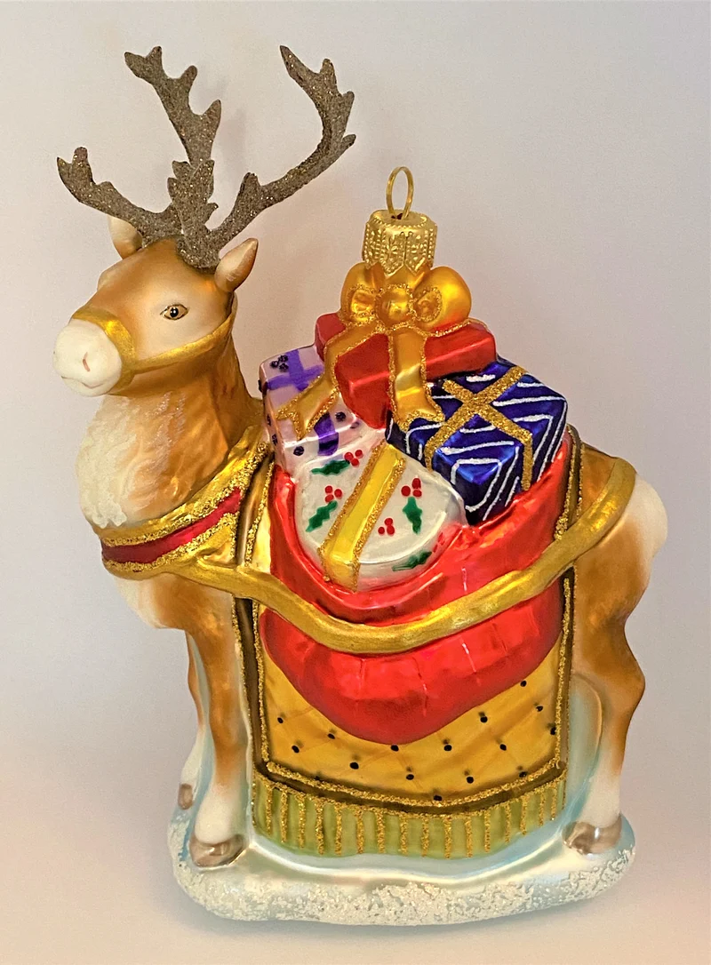 Grosses Rentier mit Geschenken