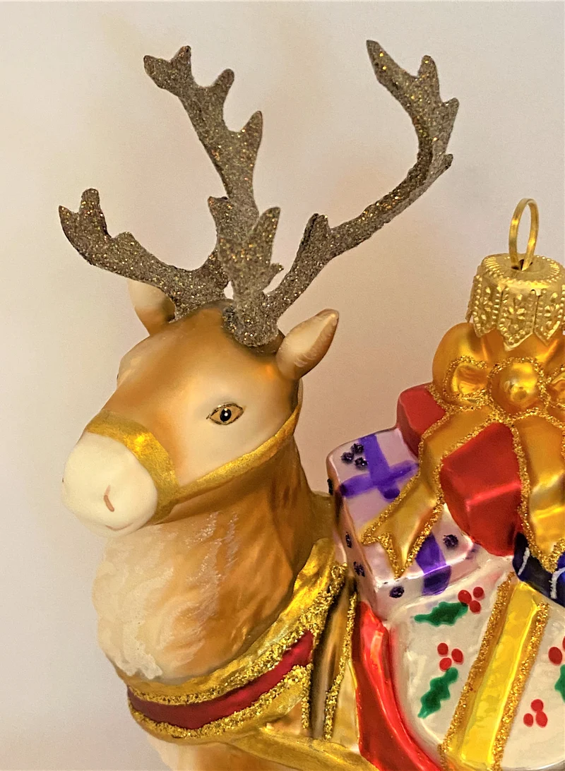 Grosses Rentier mit Geschenken
