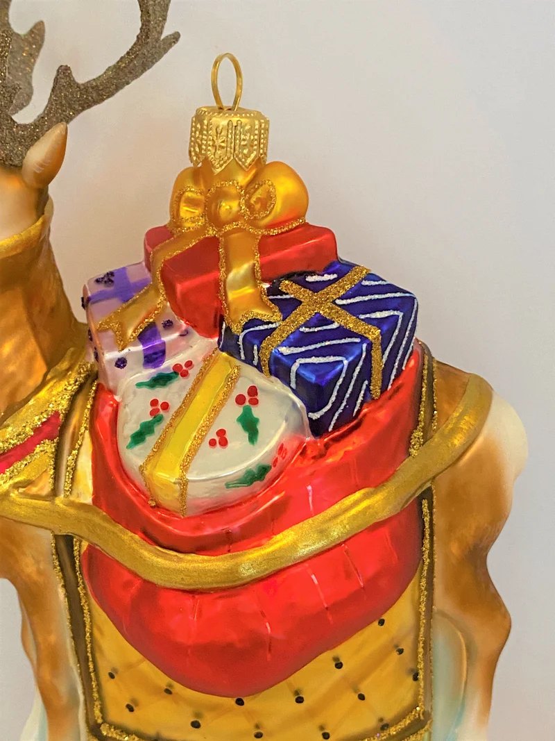 Grosses Rentier mit Geschenken