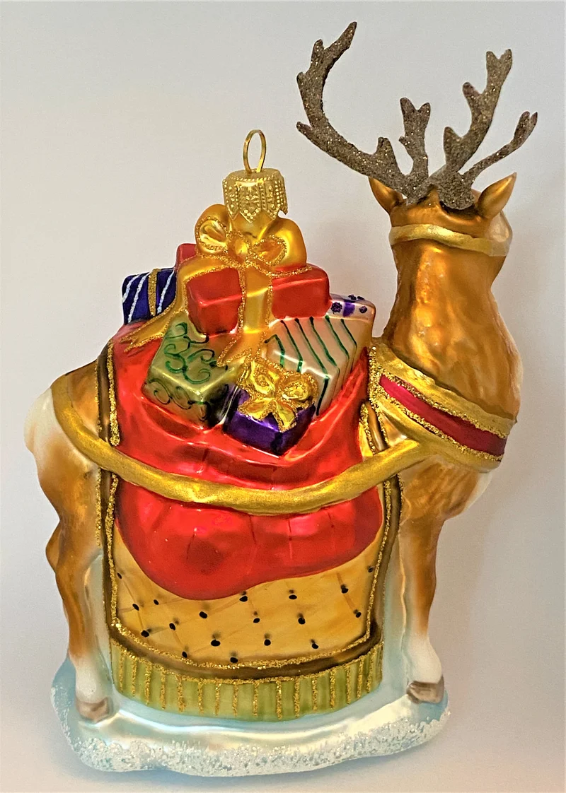 Grosses Rentier mit Geschenken