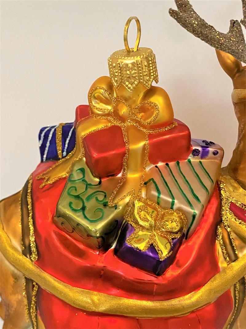 Grosses Rentier mit Geschenken