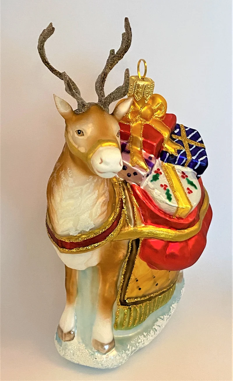 Grosses Rentier mit Geschenken