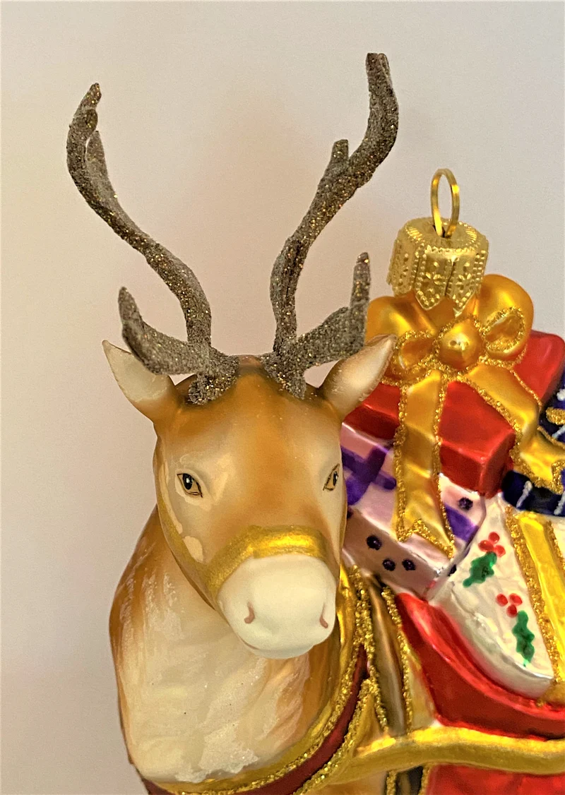 Grosses Rentier mit Geschenken