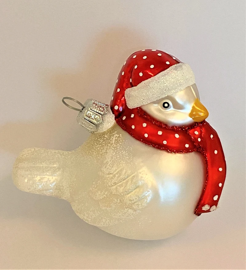 Wintervögelchen weiss mit roter Mütze und Schal