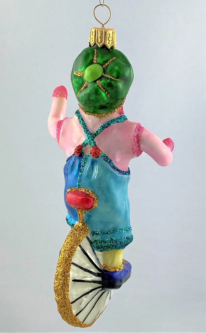 Clown im rosa Hemd fährt Einrad