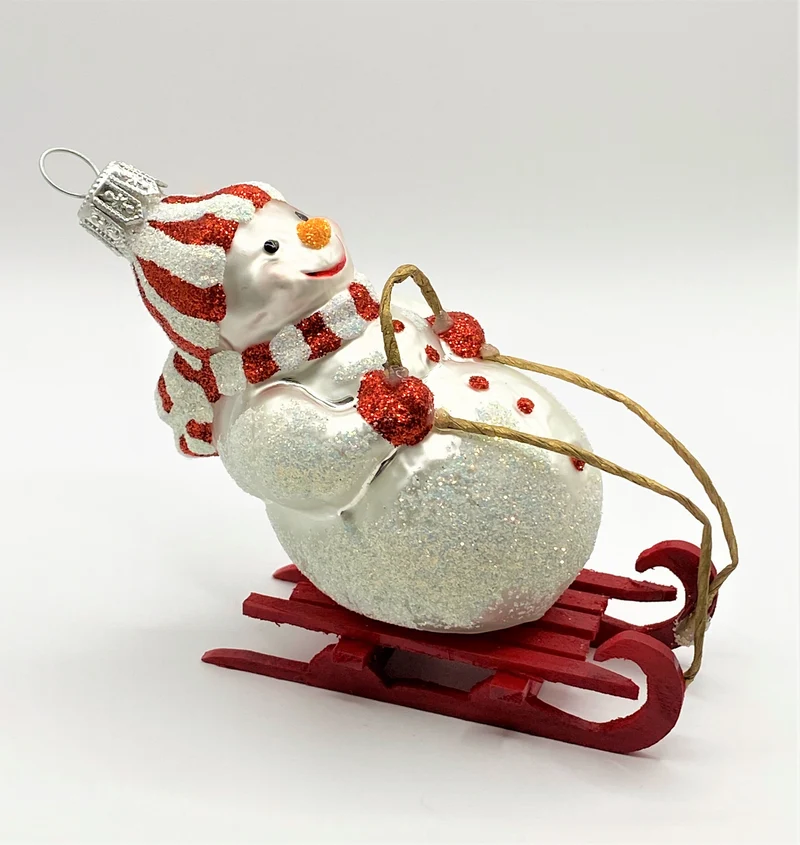 Schneemann auf Schlitten