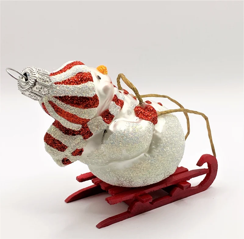 Schneemann auf Schlitten