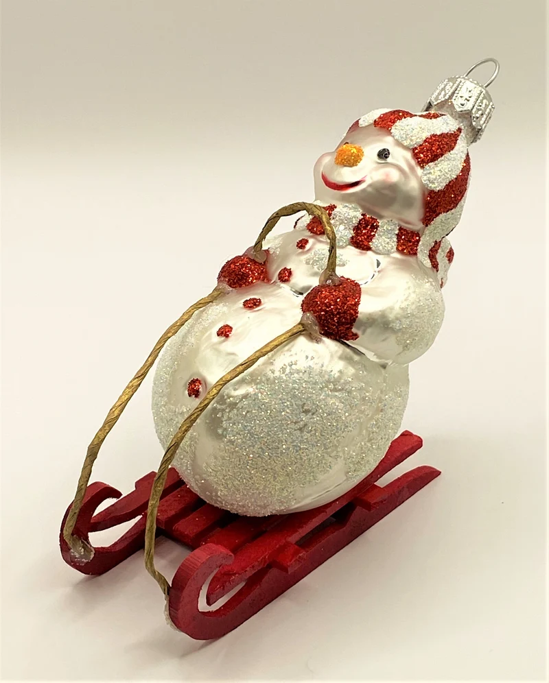 Schneemann auf Schlitten