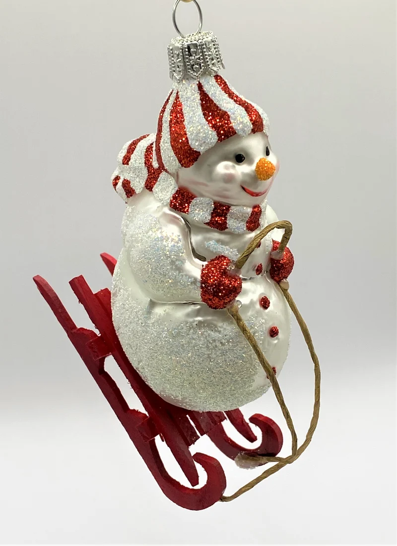 Schneemann auf Schlitten