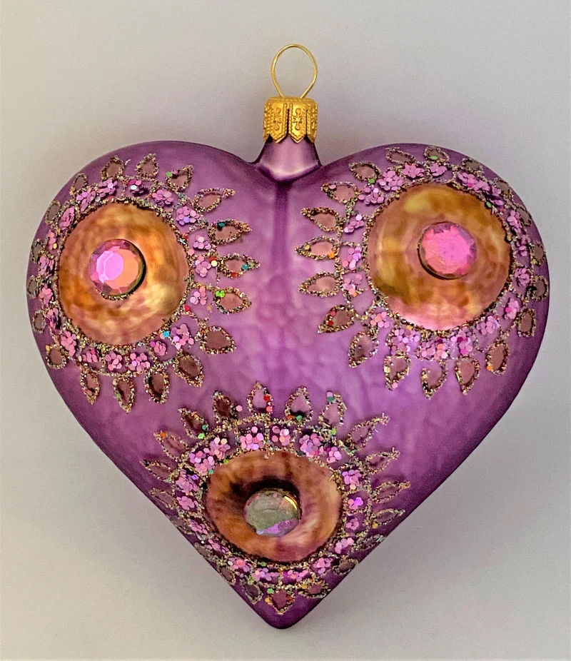 Herz helles violett , verziert, mit grossen Schmucksteinen