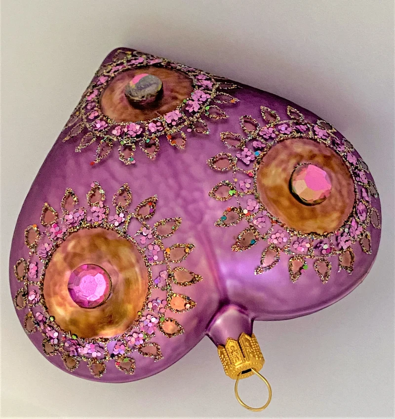 Herz helles violett , verziert, mit grossen Schmucksteinen