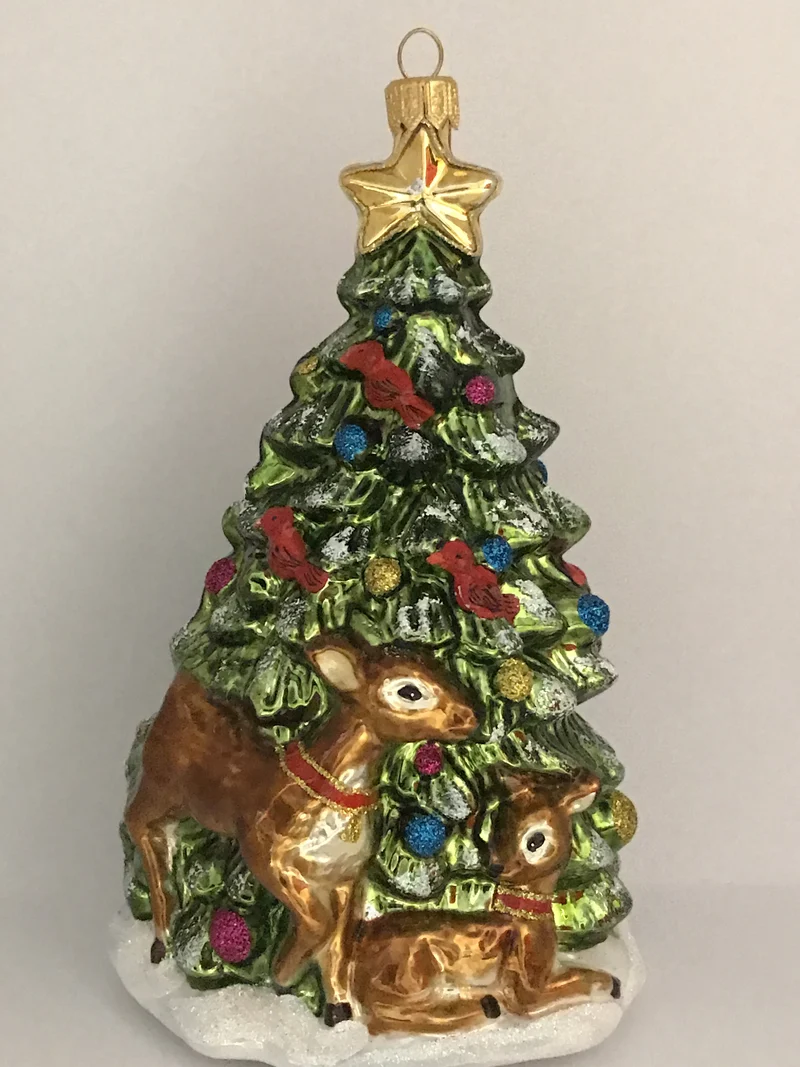 Rehe und roter Kardinal erfreuen sich am Weihnachtsbaum
