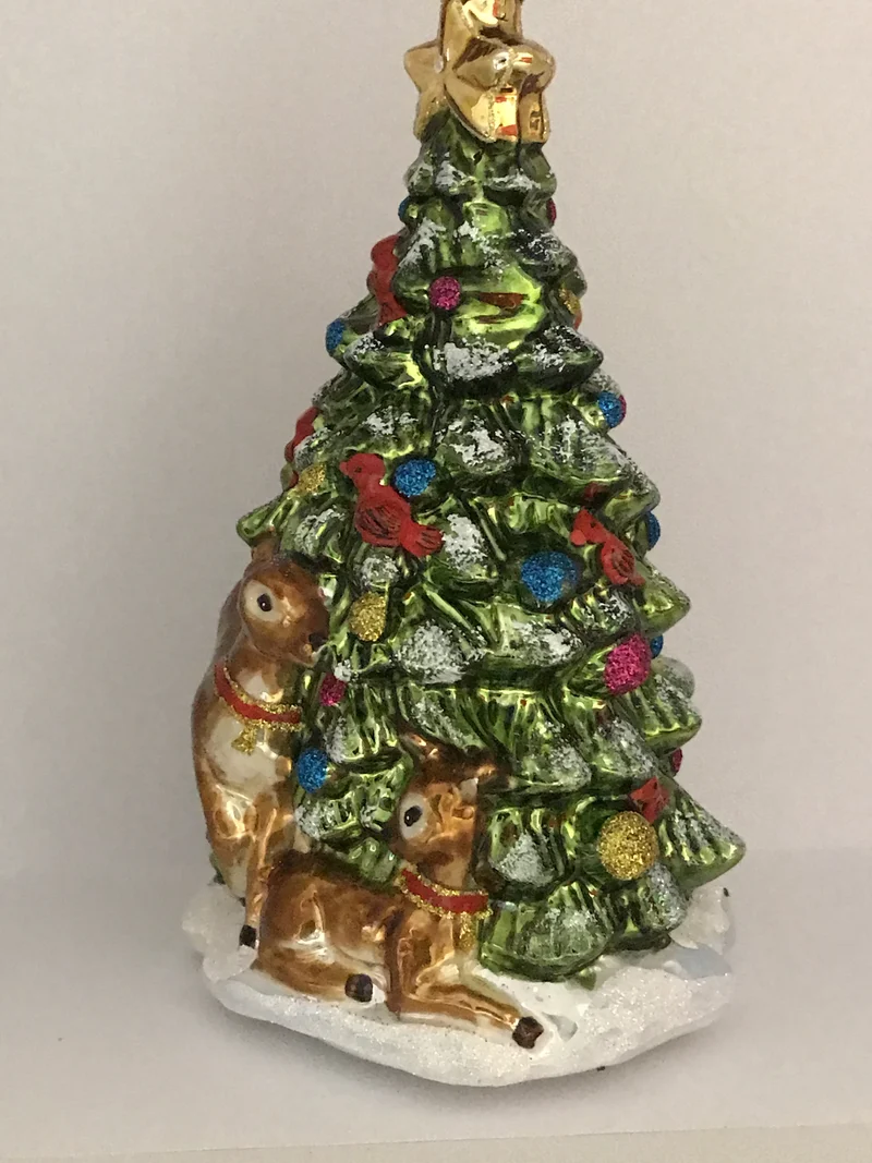 Rehe und roter Kardinal erfreuen sich am Weihnachtsbaum