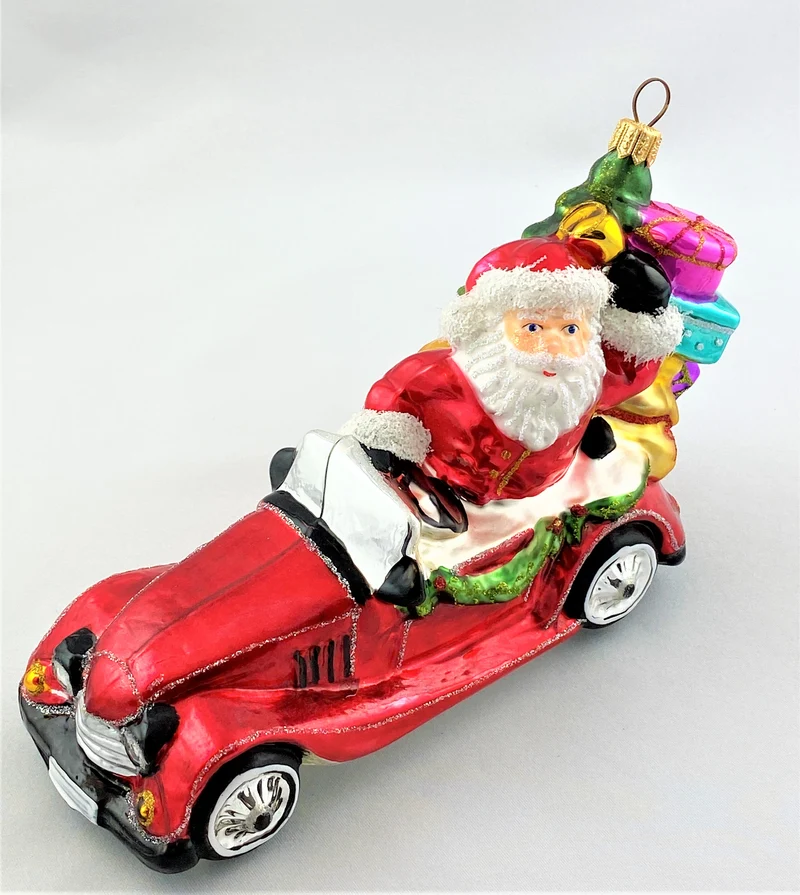 Santa bringt die Geschenke mit dem Oldtimer-Cabrio