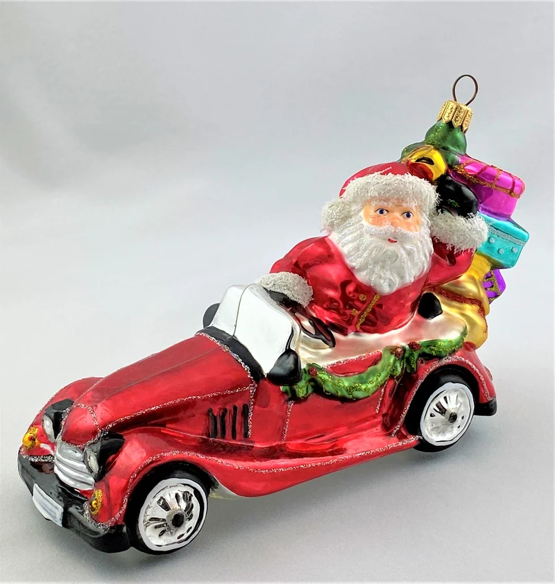 Santa bringt die Geschenke mit dem Oldtimer-Cabrio