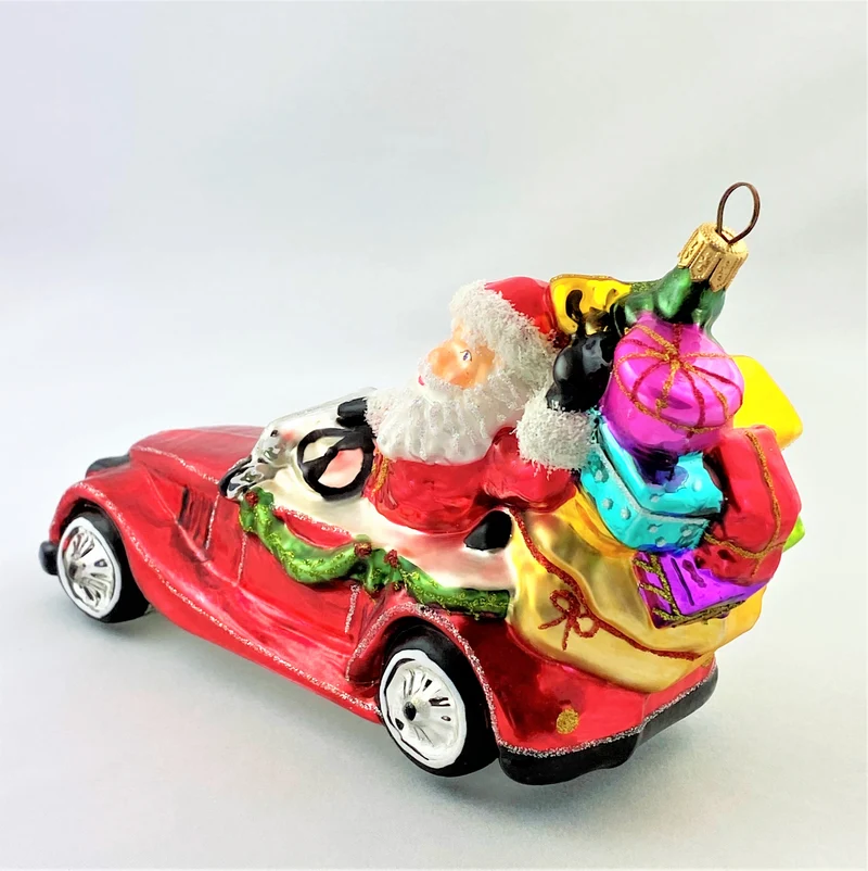 Santa bringt die Geschenke mit dem Oldtimer-Cabrio