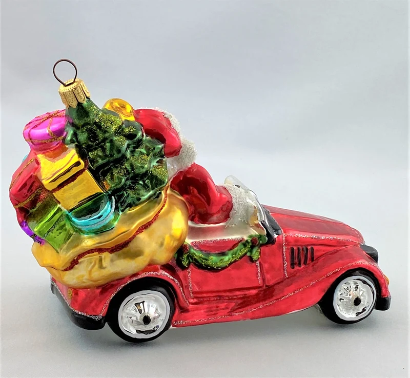 Santa bringt die Geschenke mit dem Oldtimer-Cabrio