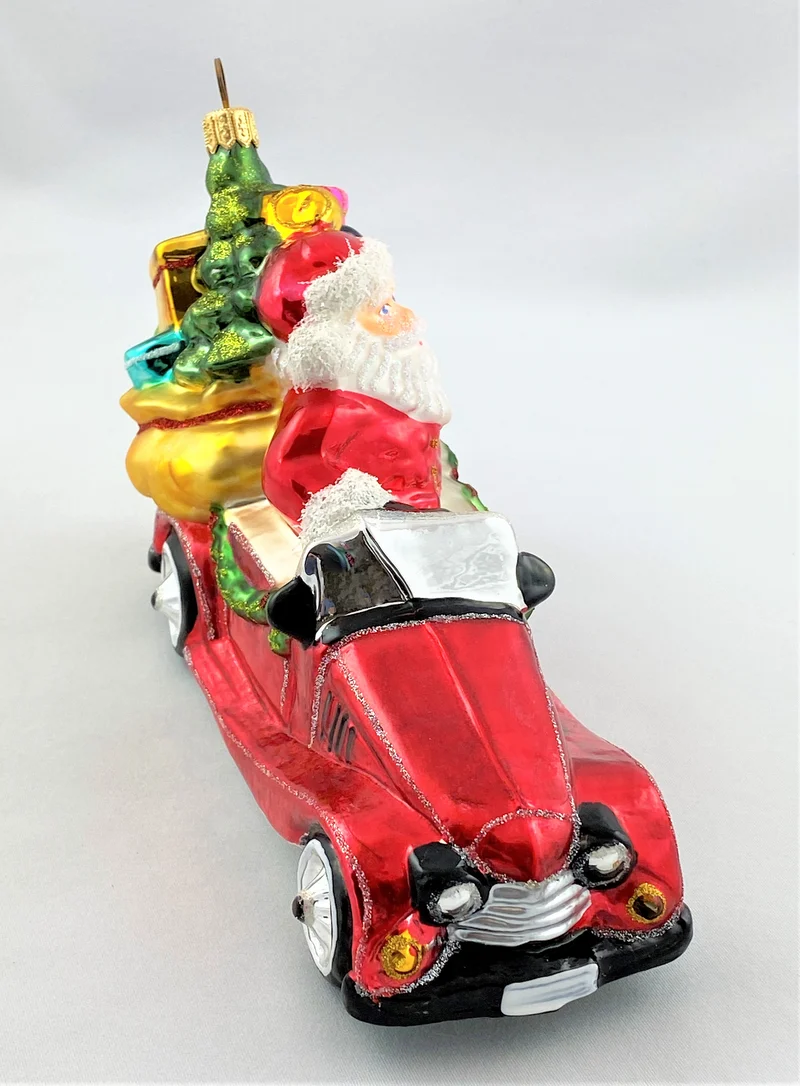 Santa bringt die Geschenke mit dem Oldtimer-Cabrio