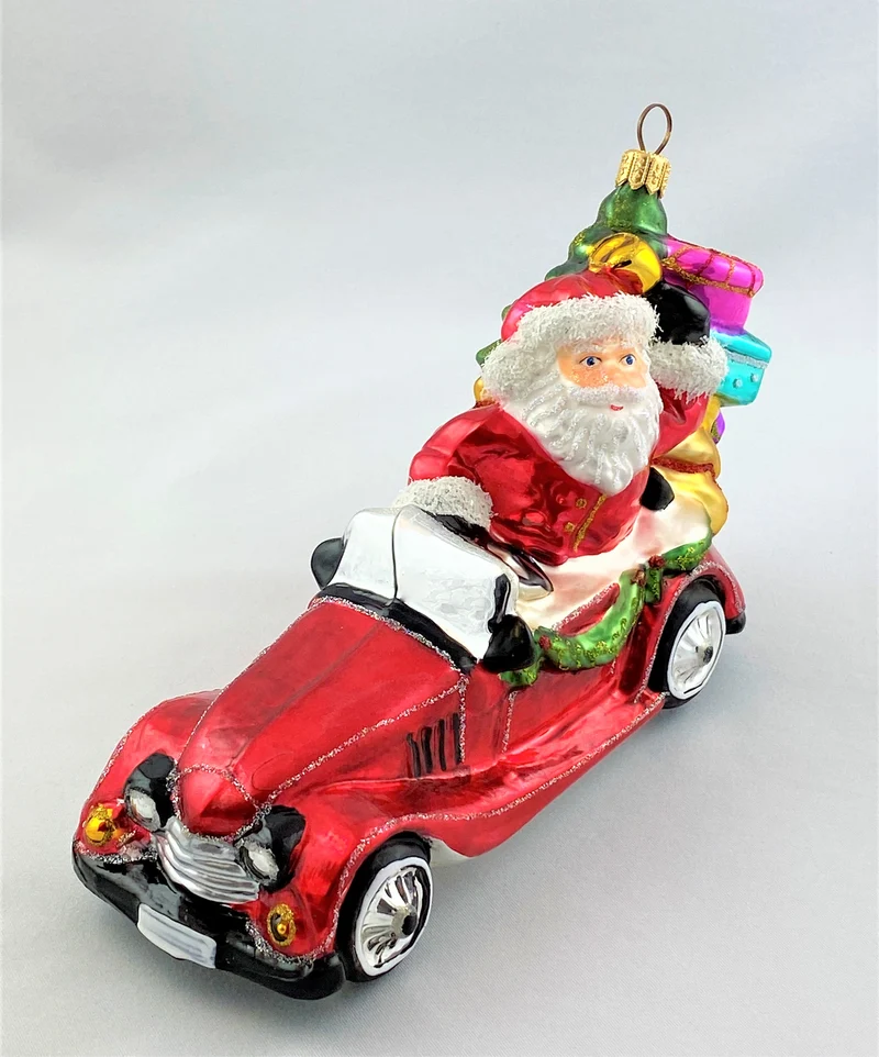 Santa bringt die Geschenke mit dem Oldtimer-Cabrio