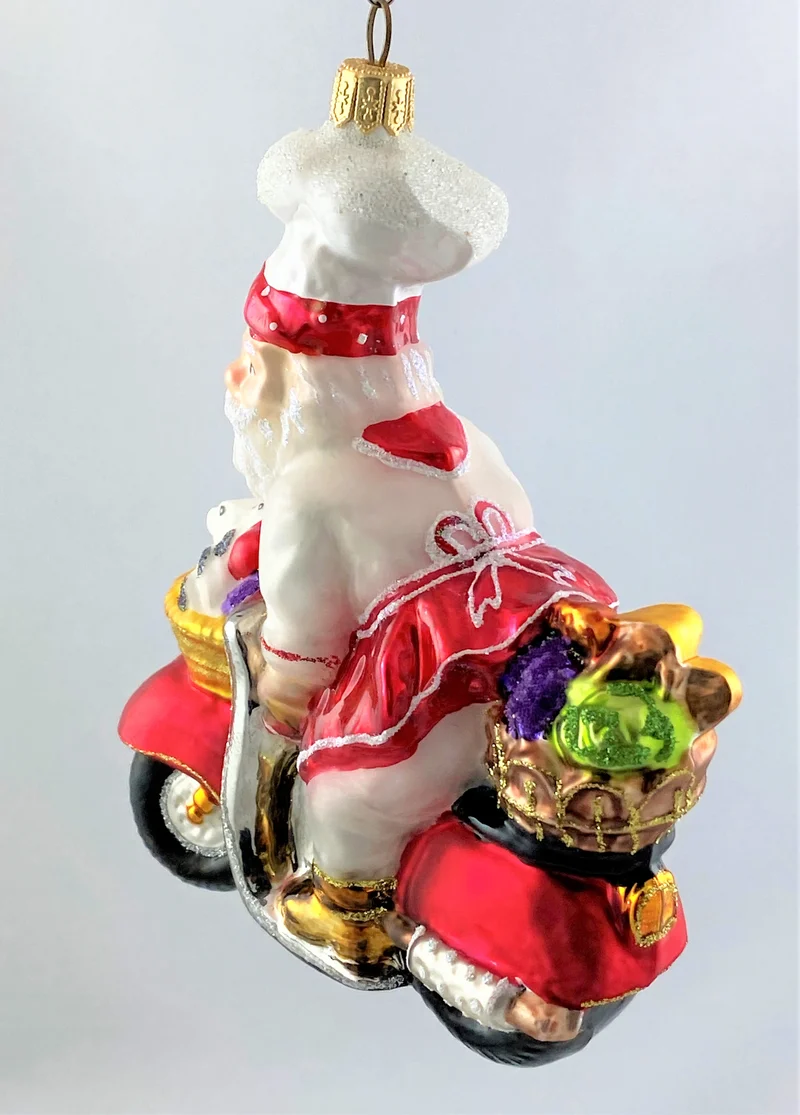 Koch-Santa bringt das Gemüse mit dem Motorroller