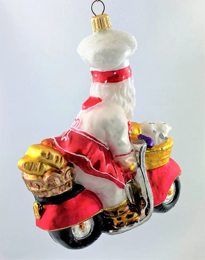 Koch-Santa bringt das Gemüse mit dem Motorroller