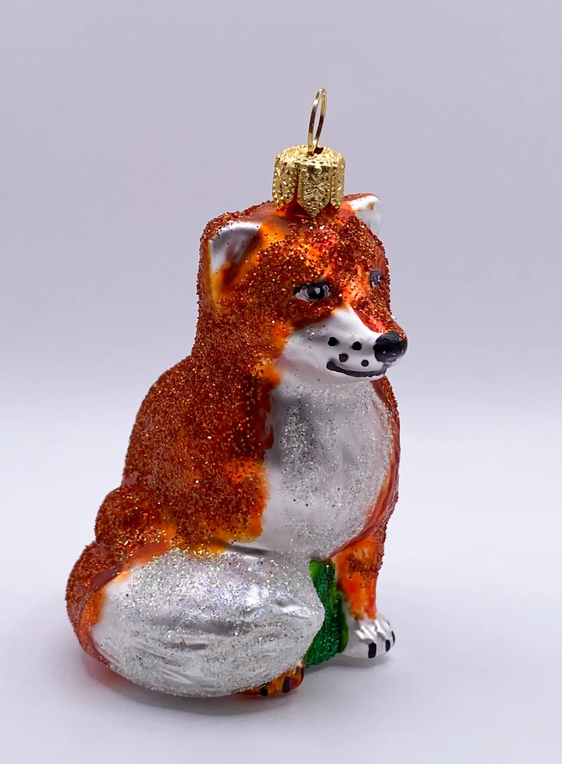 Fuchs mit buschigem Schwanz