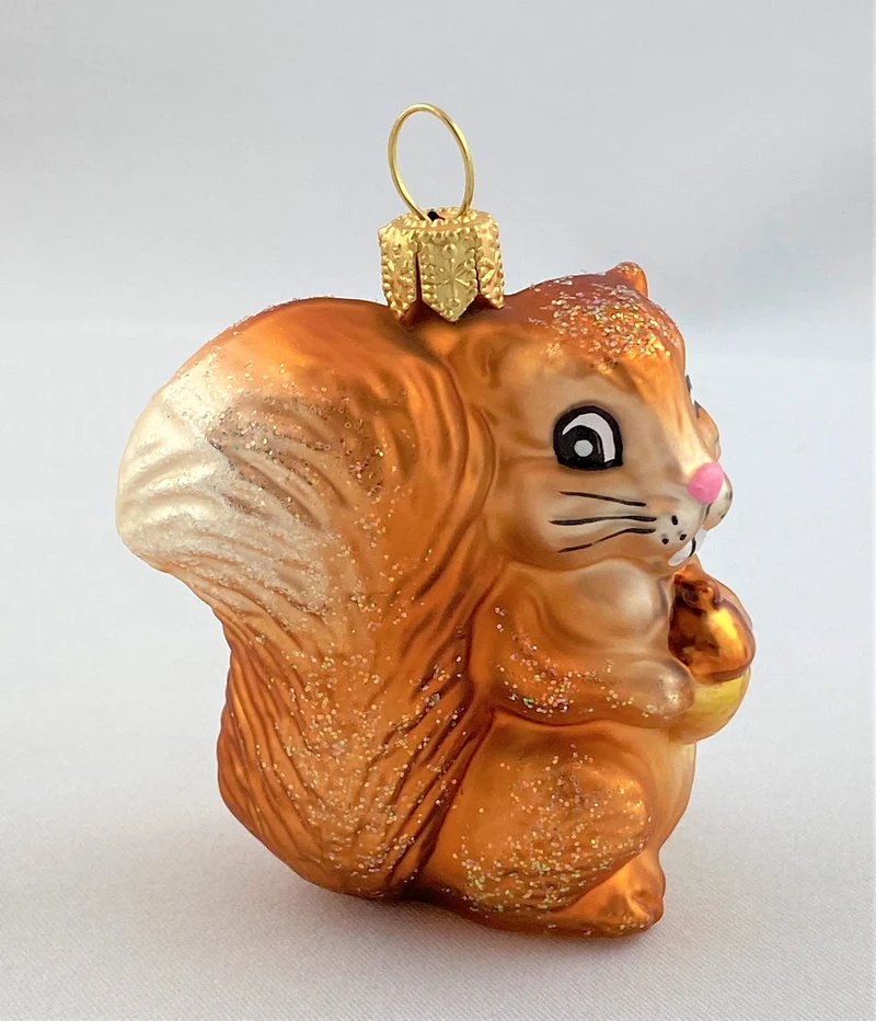 Eichhörnchen mit Eichel