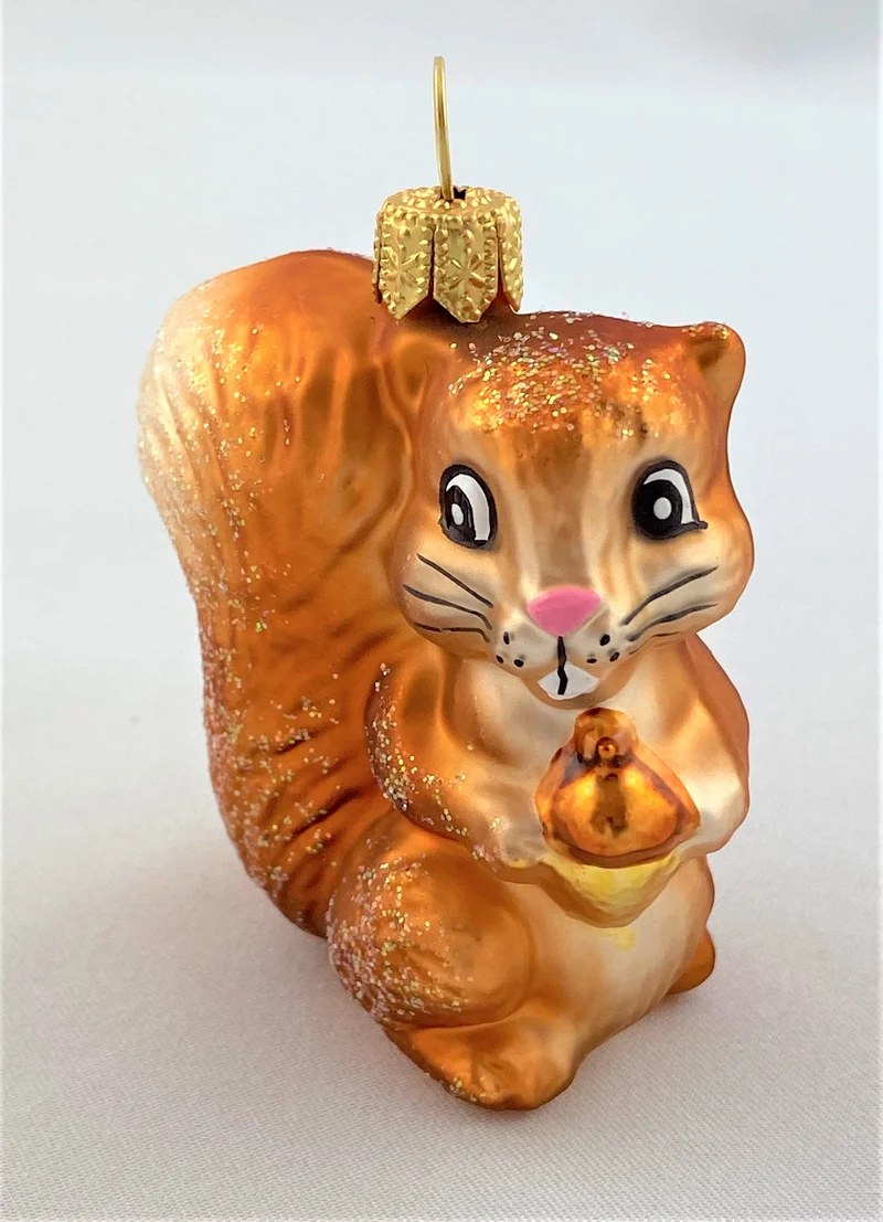 Eichhörnchen mit Eichel