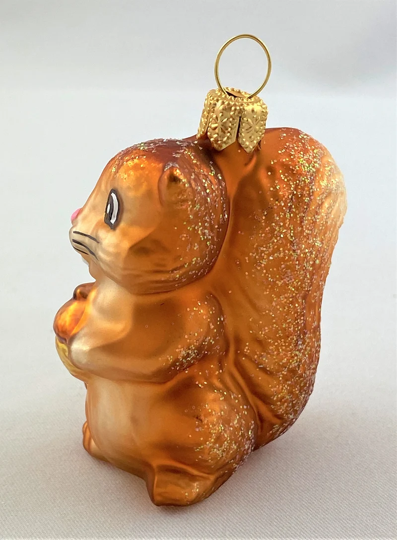 Eichhörnchen mit Eichel