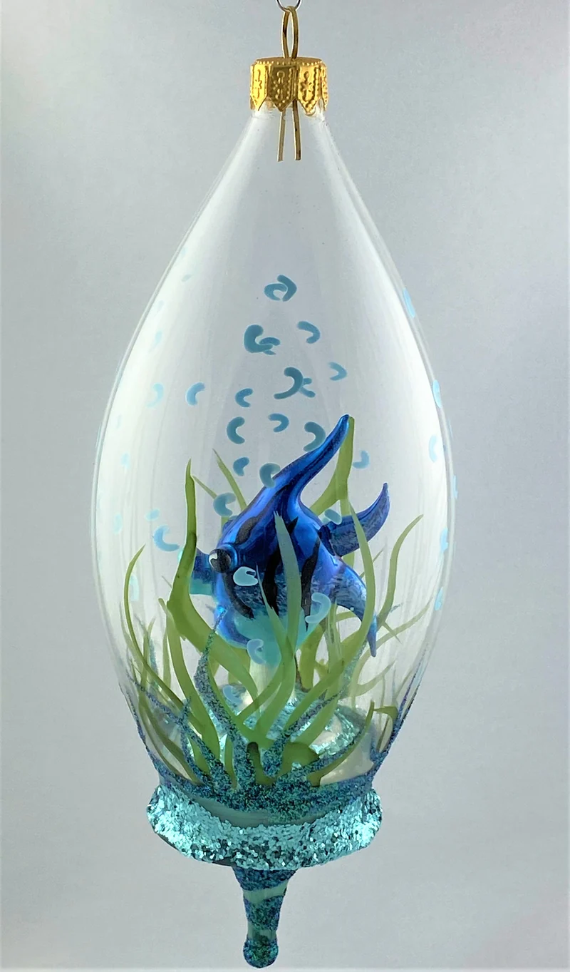 Blauer Fisch im Seegrass