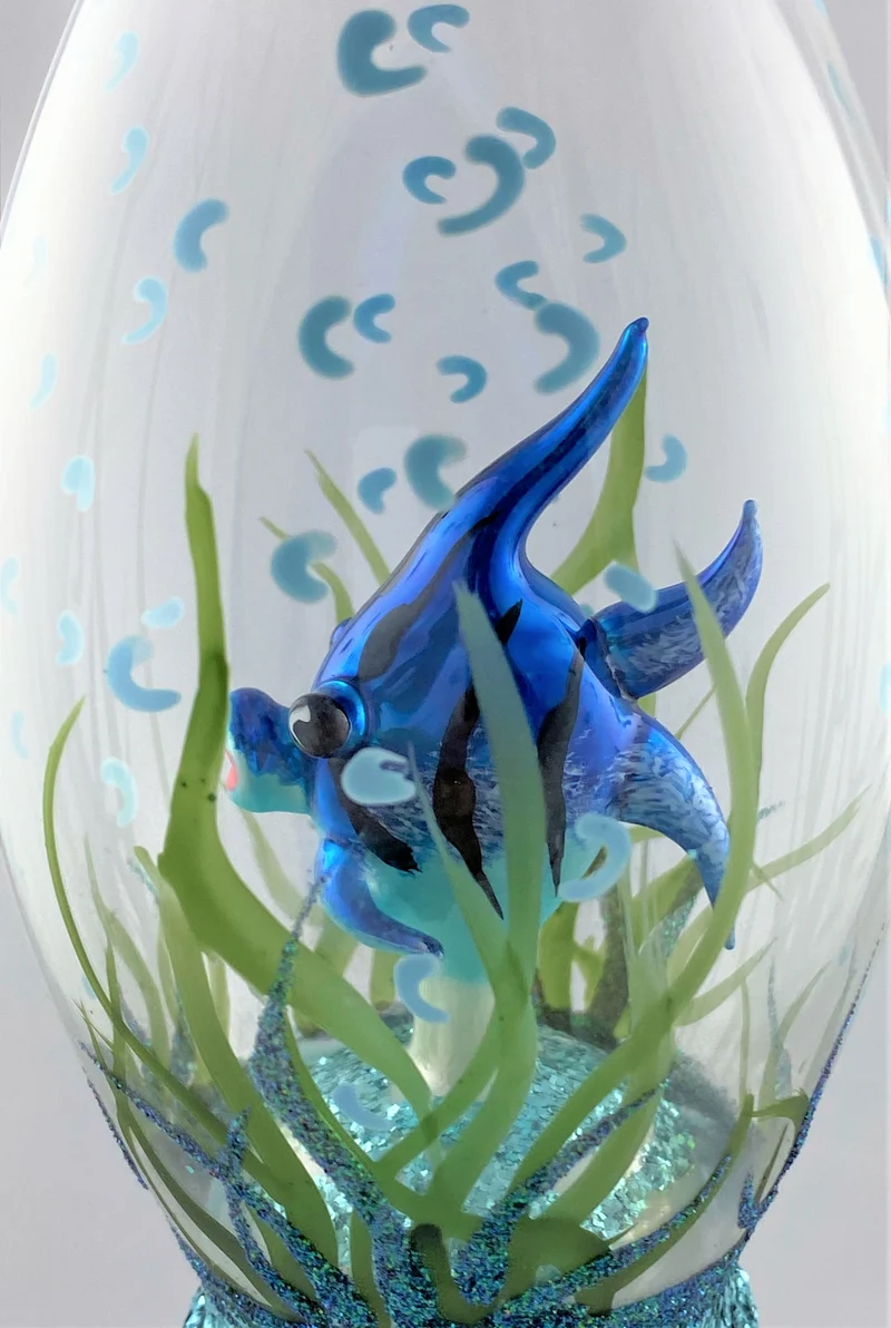 Blauer Fisch im Seegrass