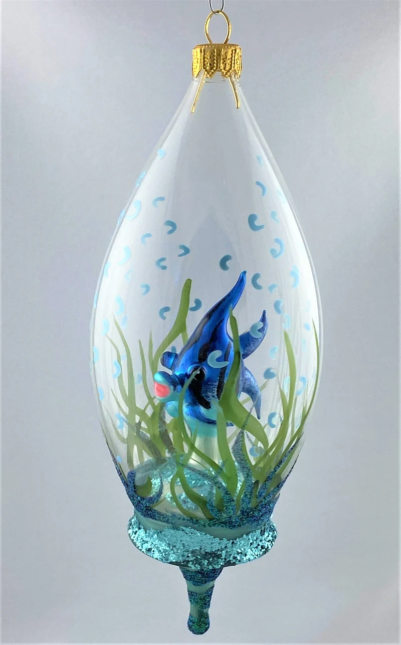 Blauer Fisch im Seegrass