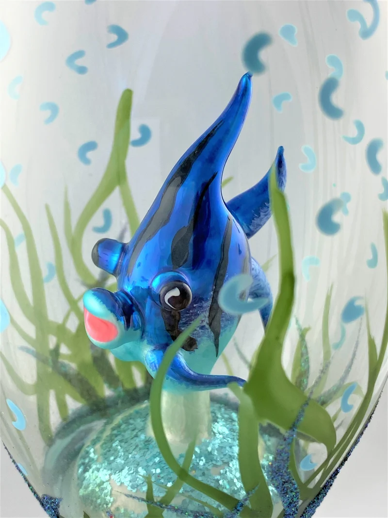 Blauer Fisch im Seegrass