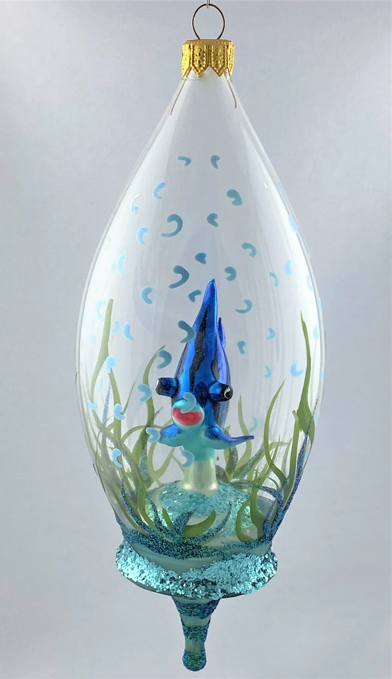 Blauer Fisch im Seegrass