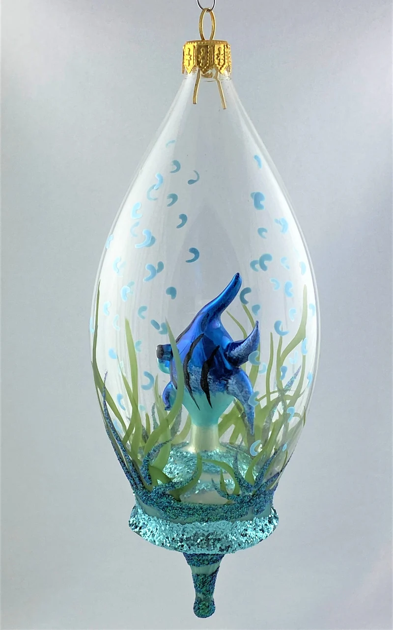 Blauer Fisch im Seegrass