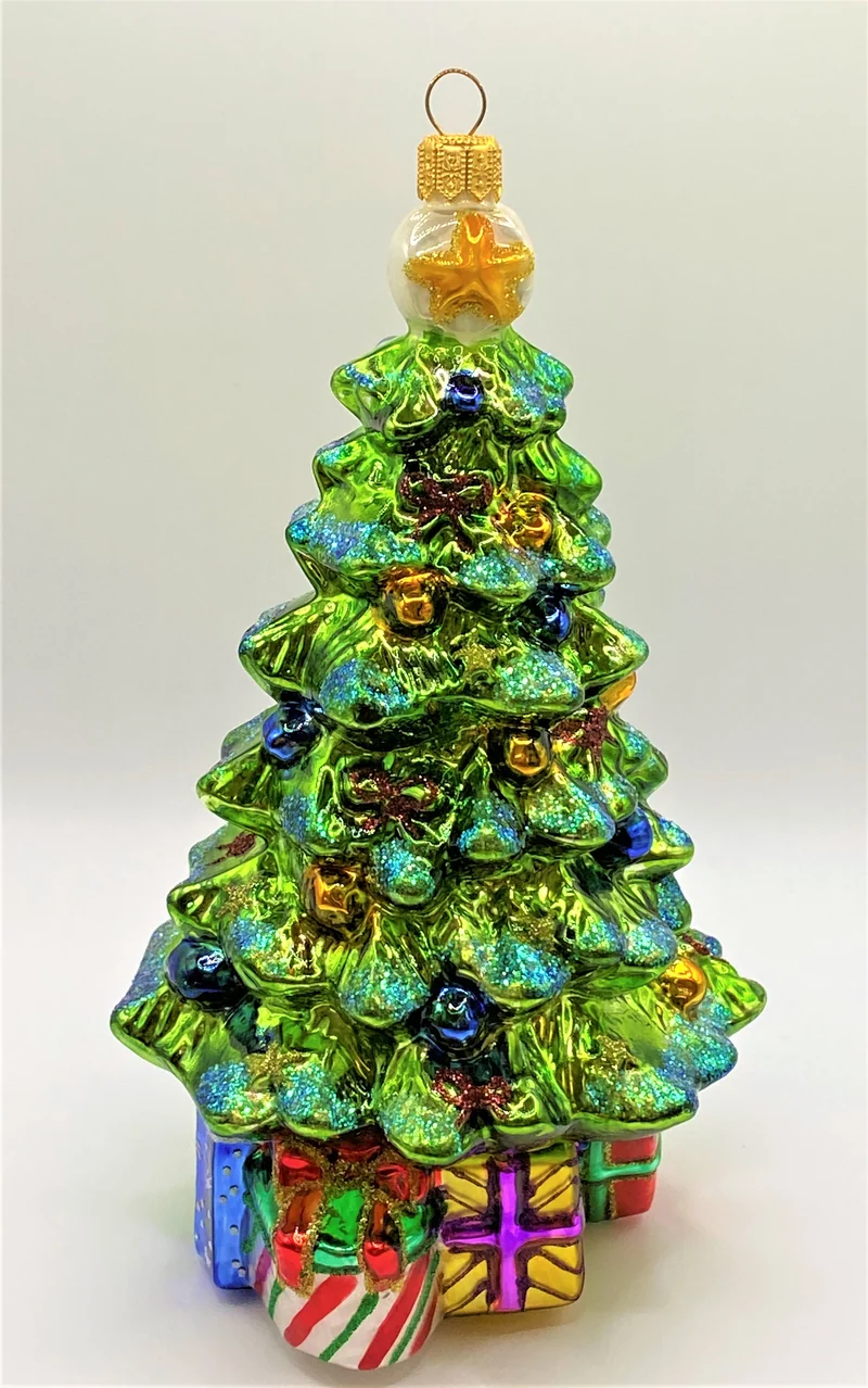 Weihnachtsbaum im Topf mit Geschenken