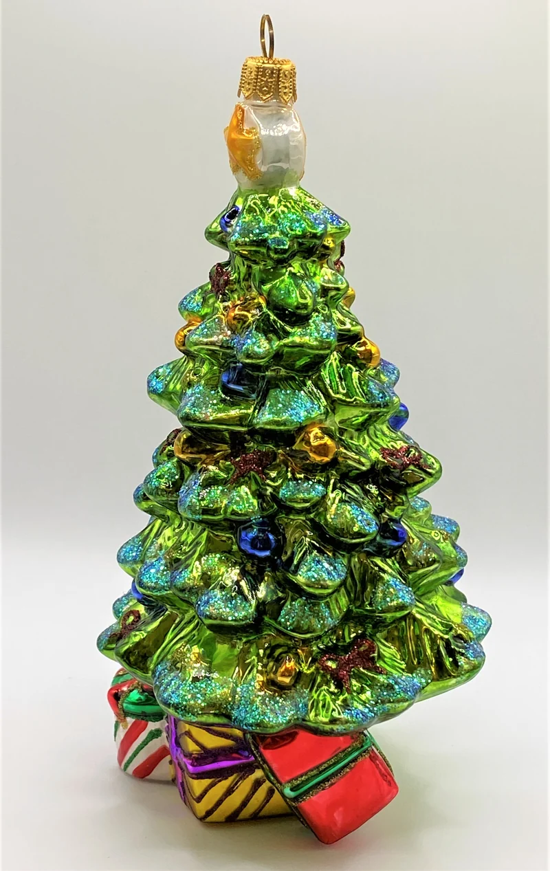 Weihnachtsbaum im Topf mit Geschenken