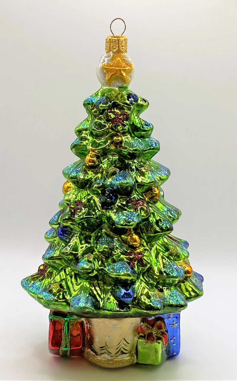 Weihnachtsbaum im Topf mit Geschenken
