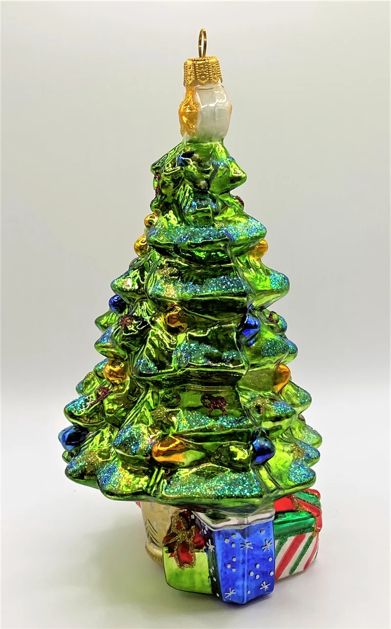 Weihnachtsbaum im Topf mit Geschenken