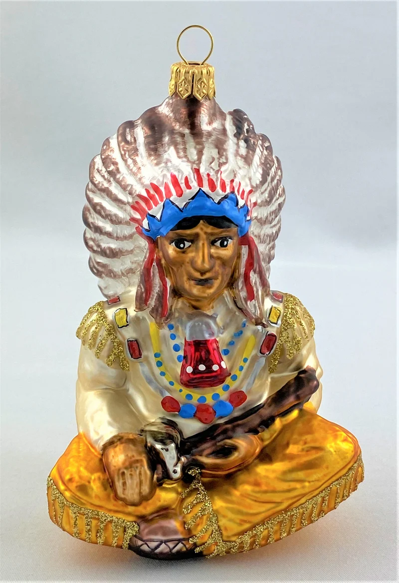 First Nation Vorsitzender in traditionellem Gewand und Friedenspfeife