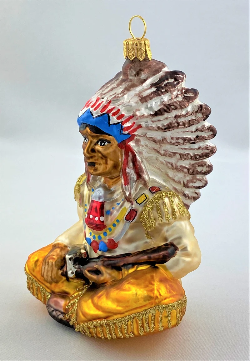 First Nation Vorsitzender in traditionellem Gewand und Friedenspfeife
