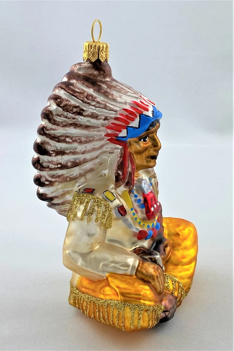 First Nation Vorsitzender in traditionellem Gewand und Friedenspfeife