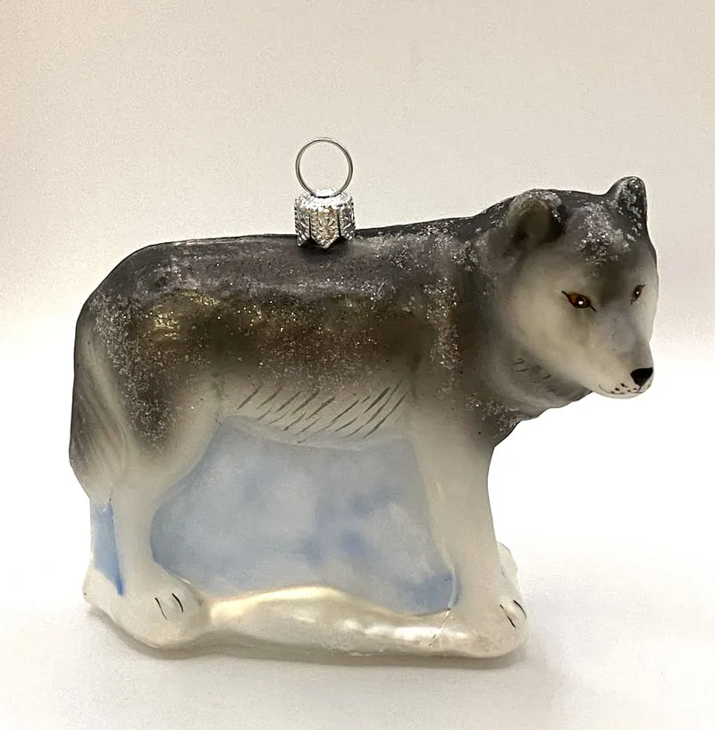 Grauer Wolf im Schnee