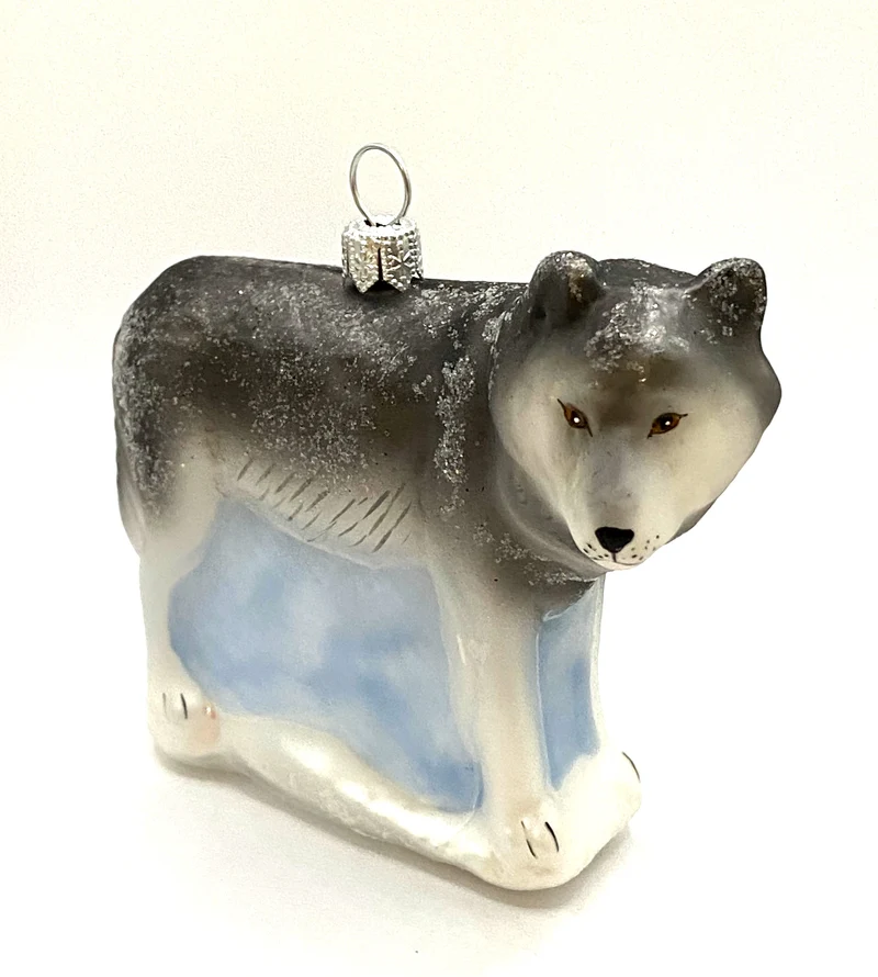Grauer Wolf im Schnee