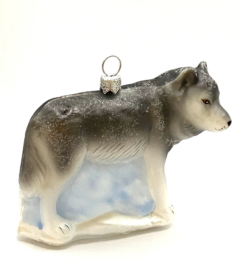 Grauer Wolf im Schnee