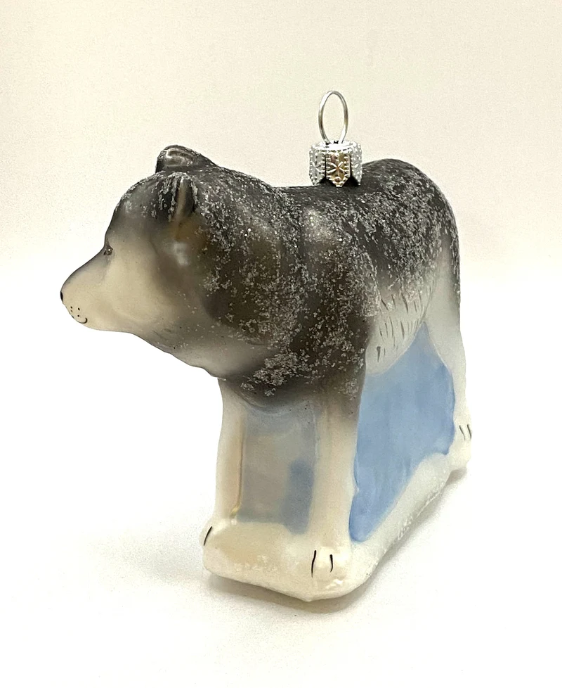 Grauer Wolf im Schnee
