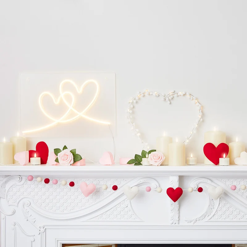 Micro LED Herz mit weißen Pompons