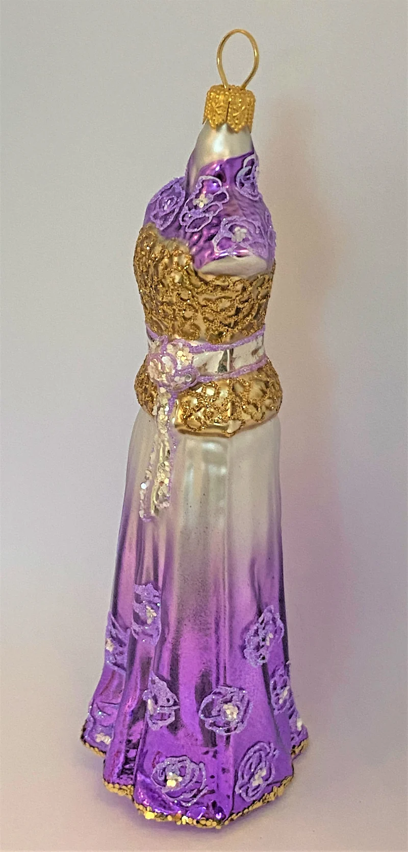 Langes schmales violettes Kleid