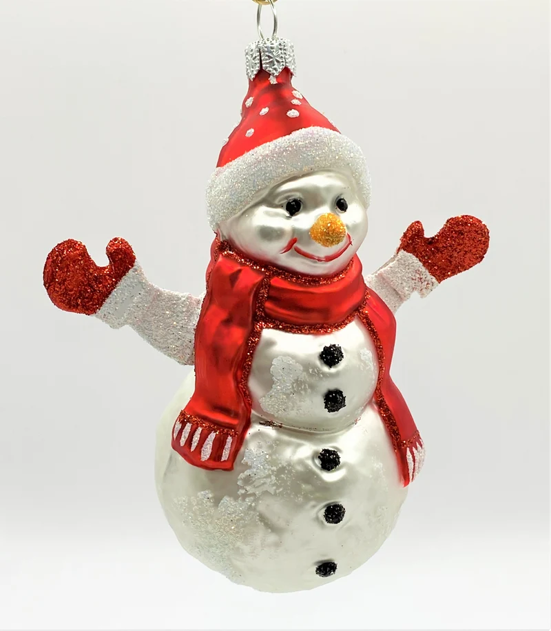 Schneemann mit roter Mütze und roten Handschuhen