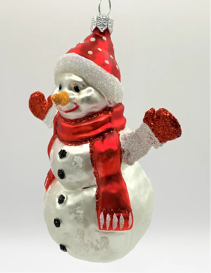 Schneemann mit roter Mütze und roten Handschuhen